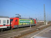 101 029 mit der Polizei-Werbung verl��t am 16.10.2005 an der Spitze von IC 2161 den Hauptbahnhof Karlsruhe in Richtung N�rnberg.