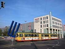 Der alte Stra�enbahnwagen 213, eingesetzt auf der Linie 5, �berquert am 27.10.2005 die Kreuzung Ettlinger Strasse - Kriegsstrasse. Im Hintergrund das k�rzlich neu er�ffnete Einkaufszentrum  Ettlinger Tor . 