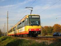 Stadtbahnwagen 562 des Karlsruher Verkehrsverbundes (KVV), eingesetzt auf der Linie S1 nach Bad Herrenalb, verl��t mit hohem Tempo den Karlsruher Stadtteil R�ppurr und f�hrt weiter in Richtung Ettlingen. Die Aufnahme stammt vom 27.10.2005.