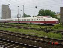 SVT 18.16 der Deutschen Reichsbahn (DDR)
Aufnahme vom 07.08.2002 auf dem Bahnhof Berlin-Lichtenberg.
Der Triebzug ist nicht betriebsbereit und steht auch heute noch im Jahr 2005 am selben Ort.