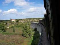 Personenzug Sorso - Sassari f�hrt am 20.10.2005 �ber eine Talbr�cke.