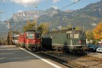Re 4/4'' 11155 mit EC begegnet Re 6/6 11646 in Landquart. 11.10.05