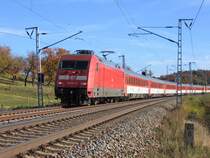 101 117 hat in DD-Hbf den aus Praha (Prag) kommenden EC 176 �bernommen und zieht die CD-Wagen nun weiter nach Hamburg - 28.10.2005
