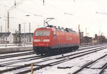 Als 156 001-0 noch zu DB Cargo geh�rte... Ende Januar/Anfang Februar 2000 entstand diese Aufnahme in Chemnitz Hbf. Im Hintergrund sieht man den Schornstein des HKW Nord. Heute geh�rt diese Maschine zur Mitteldeutschen Eisenbahn (MEG), da sie und ihre drei Schwestern eine Splittergattung bei der DB darsetllten.
