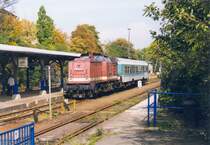 202 342-2 erreicht am 30.09.1998 mit einer Regionalbahn aus St. Egidien �ber Oelsnitz (Erzgeb.) den Bahnhof Stollberg. Zwar fuhr damals bereits die CityBahn Chemnitz, dies aber im Vorlaufbetrieb mit Dieseltriebwagen, w�hrend die DB bediente noch die Strecke Stollberg - St. Egidien bediente. H�ute f�hrt hier nur noch die CityBahn Cemnitz, und man sieht die RS 1 (von SVS-Mitgliedern auch mal RegioSchachtel statt RegioShuttle genannt) und die Zweisystem-ZR-Variobahnen mit EBO-Ausr�stung. Diese Aufnahme ist also als historisch zu bezeichnen.