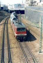 Am 18.04.1996 erreicht 143 268-1 mit der RB 14843 Zwickau (Sachs) Hbf - Fl�ha (Sachs) den Bahnhof Chemnitz Hbf. Vorher mu� sie noch den Dresdner Platz unterqueren. Um Kosten f�r die Sanierung/den Neubau der Br�cke des Dresdner Platzes entstand zwischen der Stadt Chemnitz und der DBAG ein Streit. Fakt ist: Die Busse der CVAG (Linien 21 Richtung Ebersdorf und 31 Richtung Yorckgebiet und zur�ck) d�rfen nur noch bis Ende 2007 mit Sondergenehmigung �ber die Br�cke fahren, danach hat diwe CVAG ein Problem...