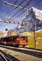 Triebwagen 215 der Jungfraubahn (Meterspur-Zahnradbahn) Station Kleine Scheidegg 2061m, im Oktober 2005. Im Hintergrund der Eiger 3970m.