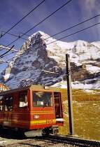Triebwagen 215 der Jungfraubahn (Meterspur-Zahnradbahn) Station Kleine Scheidegg 2061m, im Oktober 2005. Im Hintergrund der Eiger 3970m.