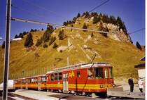 Triebwagen der Bex Villars Bretaye Bahn (Meterspur Adh�sions- Zahnradbahn)am Col de Bretaye 1806m, im Oktober 2005.