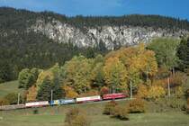 Ge 4/4'605 mit ein Farbiger G�terzug zwischen Alvaneu und Filisur, kurz vor dem Landwasserviadukt. 14.10.05