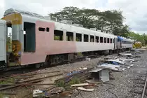 Ebenfalls im Bf. Kantang werden 2 Triebwagen der Type USKH. �u�erlich aufgearbeitet. Im Vordergrund der กซข.107 am 25.Oktober 2010.