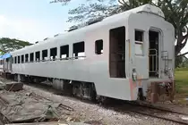 Triebwagentype กซข. (USKH.) zur �u�eren Aufarbeitung im Bf. Kantang am 25.Oktober 2010. Leider konnte ich die Fahrzeugnummer nicht Erfahrung bringen.