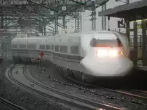 700 Series Shinkansen bei der Einfahrt in Odawara auf dem Weg von Tokyo nach Shin-Osaka.
