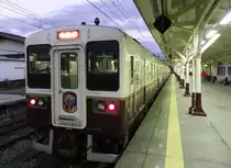 Ein abfahrbereiter 107 Series Local Train der Nikko Line im Bahnhof von Nikko am Abend.