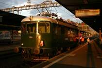 Re 4/4 I im Bahnhof Turgi in der herbstlichen Morgensonne