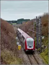 Ein ungew�hnliches Bild am Grenz�bergang zwischen Belgien und Luxemburg in Hautbellain. Hier verkehren sonst tags�ber nur die Loks der BR 3000 mit den IC Liers-Luxembourg, doch bedingt durch Bauarbeiten zwischen Gouvy und Trois Ponts, fahren die Wendez�ge mit der BR 4000 zur Zeit zwischen Luxemburg Stadt und Gouvy. 14.11.2010 (Jeanny)