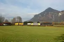 Ein MRCE-Taurus und eine 189 von TXL mit einem G�terzug bei Niederaudorf