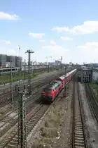 218 402 schiebt ihren RE M�nchen Hbf entgegen. 05.08.09
