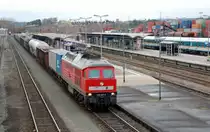 232 457 dieselt mit einem gemischten G�terzug am 13.11.10 durch Hof Richtung Reichenbach(Vogtland).