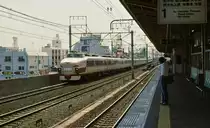 Serie 481 / 485 (1.Generation): Dieser Intercity mit Steuerwagen KUHA クハ481-104 fährt den Expresszug  Hitachi  (von Tokyo nach Norden via Küstenlinie durch die alte Provinz Hitachi nach Sendai) und durcheilt die Station Abiko östlich von Tokyo. 2.Juli 1979. (Bezeichnung: KU=Steuerabteil; HA=gewöhnl.Sitzplätze)