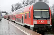 Im BW Berlin-Lichtenberg scheinen die Steuerwagen aus zu gehen und m�ssen sich Steuerwagen von der S-Bahn Rostock leihen. Gesehen am RB21 (RB 28011) nach Potsdam Griebnitzsee in Wustermark. Gezogen hat die 143 566-8. 16.11.2010