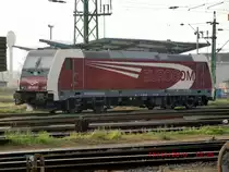 Diese interessant gestaltete Lokomotive des Unternehmens Eurotraction mit der Registrierung 91 55 0481 002-8 war am 15.11.2010 in Ruheposition auf dem Frachtenbahnhof von Hegyeshalom zu sehen. Kann vielleicht ein Experte Auskunft �ber den Ursprung des Fahrzeuges erteilen? Handelt es sich m�glicherweise um eine Lok der schweizer Baureihe Re481?