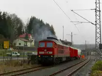233 289-8 steht am 13. November 2010 mit einem Ger�tehilfswagen und einem Holzwaggon an der Laderampe in Kronach.