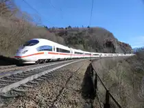 Trotz der langen Kurve ging er nicht ganz auf´s Bild - Der ICE 518 M�nchen - Dortmund am 14.11.10 auf der Geislinger Steige.
 