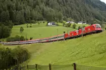 Zwei ÖBB 1216 ziehen in der St. Jodoker Kurve den EC 87  DB-ÖBB EuroCity  München Hbf - Verona PN zum Brenner hinauf, 01.09.10