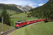 Oberhalb von Berg�n ist die Ge 4/4 II 625 der Rh�tischen Bahn mit ihrem Schnellzug auf dem  Albulakarussell  talw�rts unterwegs. 12. September 2010.