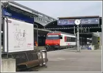 IR nach Gen�ve A�roport mit einem Steuerwagen Bt EW IV wartet in Luzern auf die Abfahrt. (22.10.2010)