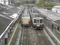 Nikko Station: Eine gecharteter Series 183 Zug auf Gleis 1 und ein auf der Nikko Line von Utsunomiya nach Nikko regul�r verkehrender Zug der JR der 107 Series auf Gleis 2 Bahnhof von Nikko.