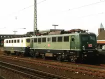 Eine gr�ne 140 263-5 und eine ozeanblau-beige 141 118-0 auf Bahnhof Rheine am 21-4-2001 zu sehen. Bild und scan: Date Jan de Vries.