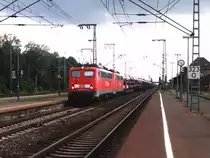 Heute drei verschiedene Lackierungen der BR 140. Hier sind 140 437-5 und 140 213-0 mit eine G�terzug nach Emden unterwegs auf Bahnhof Leer am 19-8-2004. Bild und scan: Date Jan de Vries.