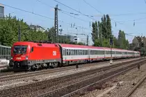 Die 1016 028-1 mit EC 112 in M�nchen Heimeranplatz am 31,07,10