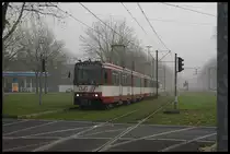An einem Nebeligen Tag f�hrt B80C 4717 mit B80C xxxx in die Haltestelle Freiligrathplatz in D�sseldorf
