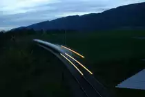 So schnell, wie das Bild aussieht, geht die Fahrt von Oberdorf nach Solothurn nat�rlich nicht... Abendstimmung mit SBB-RABe 521 am 14.11.2010 bei Lommiswil. 