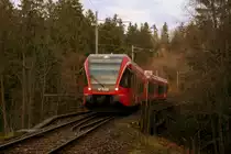 Gut im Wald versteckt liegt der Geissloch-Viadukt bei Langendorf an der Linie Solothurn-Moutier. Kurz vor Sonnenuntergang �berquert am 14.11.2010 der RABe 526 282 als R5265 Richtung Sonceboz-Sombeval die alte Fachwerkbr�cke. 