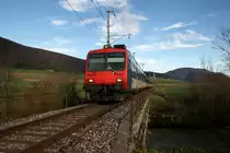 In Gegenrichtung ist eine halbe Stunde sp�ter R 5074 unterwegs, der einzige der vier Uml�ufe, der am 14.11.2010 noch mit einem klassischen NPZ best�ckt war. Aufnahme bei Cort�bert, der Zug �berquert soeben die Suze auf einem kleinen Steinviadukt. 