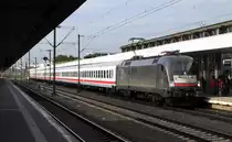 ES 64 U2 - 030 kommt hier mit dem IC 1926 (K�ln Hbf -> Berlin S�dkreuz) in den Bahnhof Hannover Hbf eingefahren. 22.10.2010