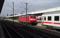 120 120-1 ist hier zusehen mit dem IC 1891 (Berlin S�dkreuz -> Frankfurt(Main) Hbf). Aufgrund des fehlendes Steuerwagens hatte der IC eine Versp�tung von ca. 50 Minuten und deshalb musste die Lok umsetzen, da der Zug in Hannover die Richtung �nderte. 22.10.2010 