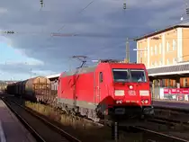 185 354-8 karrt einen G�terzug durch den Hauptbahnhof Passau Richtung �sterreich;101113