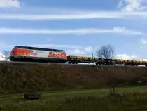 221 105 der RTS steht mit Flachwagen, die mit Neuschotter bef�llten Mulden beladen sind, am 11.11.2010 kurz vor Bad Waldsee.