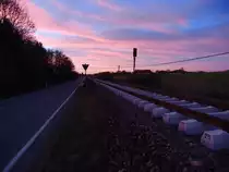 Das auf der KBS 753 neue und noch nicht eingeschotterte Gleis in der Abendd�mmerung. 04.11.2010 zwischen Bad Waldsee und Haslanden.