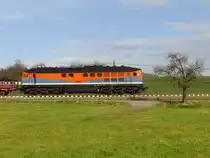 232 107-5 der Nordbayerischen Eisenbahn auf dem neuen und noch nicht eingeschotterten Gleis der KBS 753 zwischen Haslanden und Bad Waldsee am 10.11.2010.
