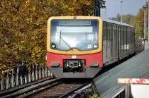 BERLIN, 23.10.2010, S1 nach Zehlendorf bei der Einfahrt in den S-Bahnhof Schönholz