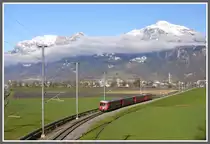 S1 1521 mit Steuerwagen 1714 zwischen Igis und Zizers mit Falknis und Vilan im Hintergrund. (17.11.2010)