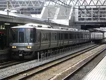 Series 221 EMU im Bahnhof von Kyoto. Diese  Allzweckwaffe  der JR West wird auf den Strecken JR Takarazuka Line, Hanwa Line, Yamatoji Line, Nara Line und der Biwako Line eingesetzt.