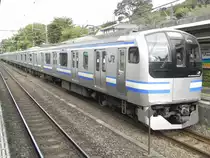 Series E217 Triebwagen im Bahnhof von Kita-Kamakura als Local der Yokosuka Line von Kurihama nach Ofuna. Maximale Geschwindigkeit dieses auf der Sobu und Yokosuka Line eingesetzten EMU ist 120 km/h.