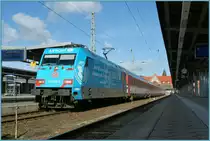 Bringt Farbe ins Fotoalbum: die DB 101 016-4 mit dem EC nach Brno kurz vor der Abfahrt in Stralsund am 21. Sept. 2010. 
Doch trotz all der bunten Farben erreichen auch heute die Z�ge noch immer nicht die zwei Stunden Fahrzeit des damals edlen, dampfgef�hrten Henschel-Wegmann Zuges zwischen Berlin und Dresden...
